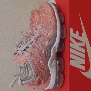 Nike Air Vapor Max Plus Bleached Coral Pure Platinum 